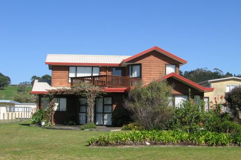 Photo of property in 14 Banks Street, Cooks Beach, Whitianga, 3591