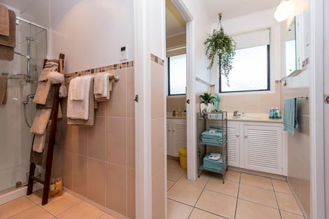 Photo of property in 14 Gwenand Place, Botany Downs, Auckland, 2010