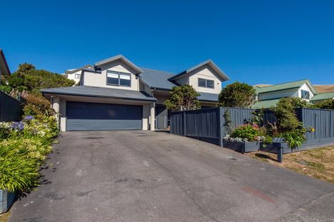 Photo of property in 17 Amesbury Drive, Churton Park, Wellington, 6037