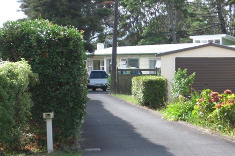 Photo of property in 8 Vardon Road, Green Bay, Auckland, 0604