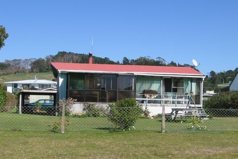 Photo of property in 10 Banks Street, Cooks Beach, Whitianga, 3591