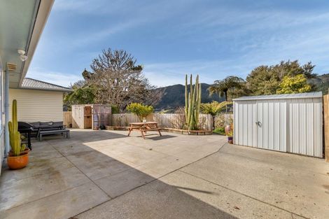 Photo of property in 27 Amundsen Grove, Stokes Valley, Lower Hutt, 5019