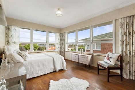 Photo of property in 84 Royal View Road, Te Atatu South, Auckland, 0610