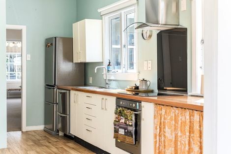 Photo of property in 69 Marine Parade, Eastbourne, Lower Hutt, 5013