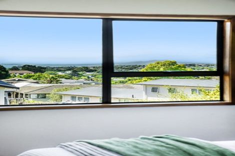 Photo of property in 14 Deverell Place, Northcross, Auckland, 0632