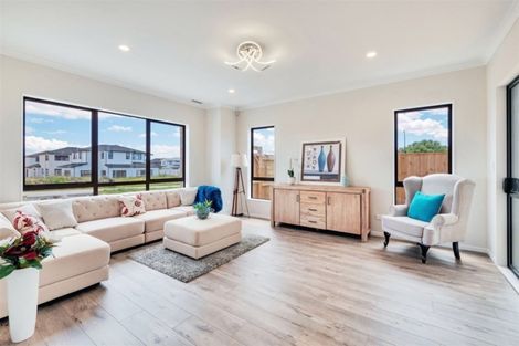 Photo of property in 1 Huahua Crescent, Papakura, 2110