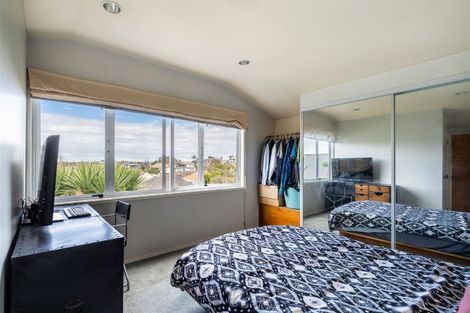 Photo of property in 63 Old Lake Road, Narrow Neck, Auckland, 0624