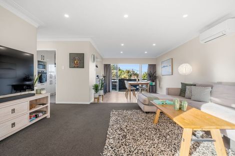 Photo of property in 6 Brouder Place, Hillpark, Auckland, 2102