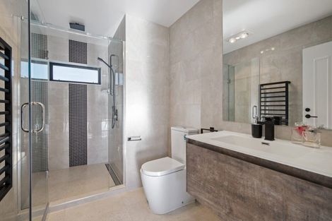 Photo of property in 25 Kawakawa Bay Coast Road, Kawakawa Bay, Papakura, 2585