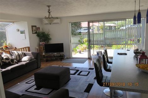 Photo of property in 10 Beauchamp Drive, Massey, Auckland, 0614