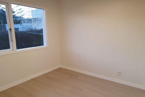 Photo of property in 21 Glanmire Road, Newlands, Wellington, 6037