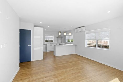 Photo of property in 5a Balmain Street, Newlands, Wellington, 6037