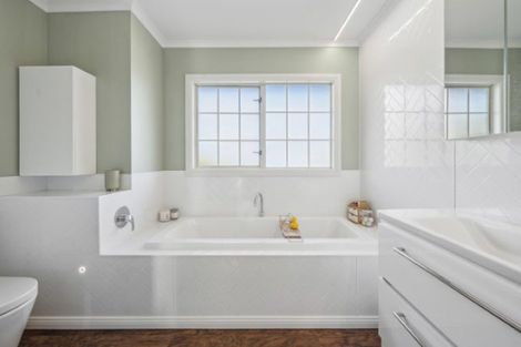 Photo of property in 2 Rika Place, Kawaha Point, Rotorua, 3010