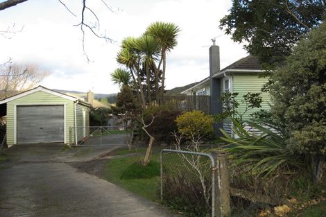 Photo of property in 7 Davis Grove, Wainuiomata, Lower Hutt, 5014