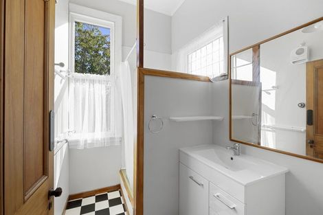 Photo of property in 44 Carrington Street, Lower Vogeltown, New Plymouth, 4310