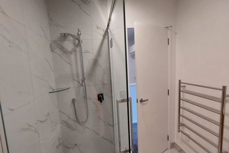 Photo of property in 8/21 Awaroa Road, Sunnyvale, Auckland, 0612