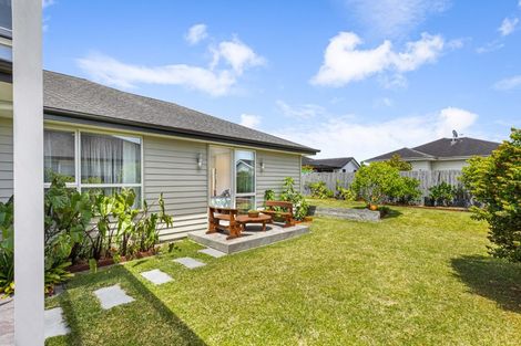 Photo of property in 17 Larmer Drive, Kumeu, 0810