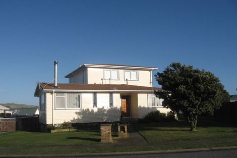 Photo of property in 121 Gloaming Hill, Titahi Bay, Porirua, 5022