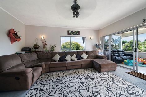 Photo of property in 3 Hillary Heights Avenue, Glendene, Auckland, 0602