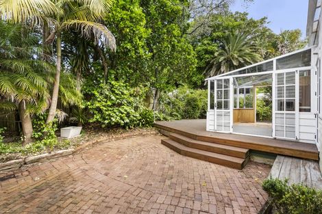 Photo of property in 5 Queen Street, Northcote Point, Auckland, 0627