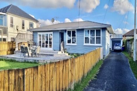 Photo of property in 13 Rewarewa Road, Te Atatu Peninsula, Auckland, 0610