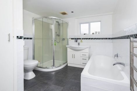 Photo of property in 21 Bert Wilson Place, Cockle Bay, Auckland, 2014