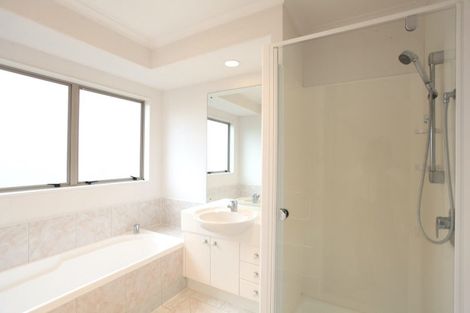 Photo of property in 7 Corta Bella Place, Golflands, Auckland, 2013