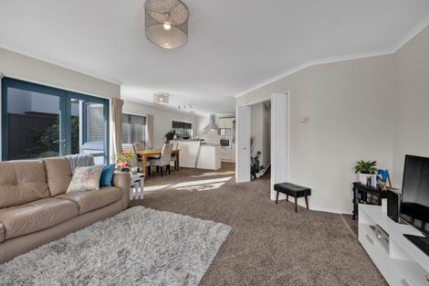 Photo of property in 2 Kawaroa Close, New Plymouth, 4310