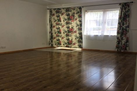 Photo of property in 2 Easton Park Parade, Glenfield, Auckland, 0629