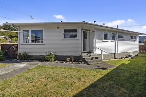 Photo of property in 204 Wellington Road, Wainuiomata, Lower Hutt, 5014