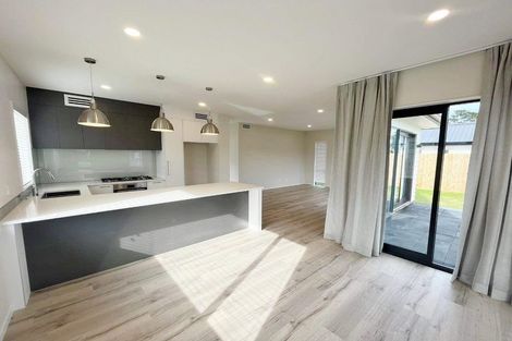 Photo of property in 21 Madden Avenue, Kumeu, 0810