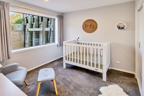 Photo of property in 28 Domett Street, Newlands, Wellington, 6037