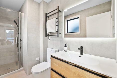 Photo of property in 1/258 Lake Road, Hauraki, Auckland, 0622