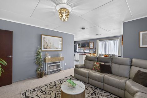 Photo of property in 35 Riversdale Drive, Merrilands, New Plymouth, 4312