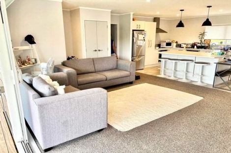 Photo of property in 62a Lauderdale Road, Birkdale, Auckland, 0626