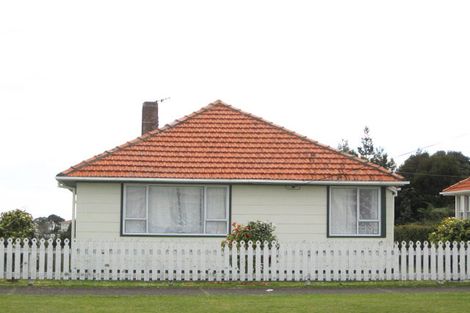 Photo of property in 70 Omata Road, Marfell, New Plymouth, 4310
