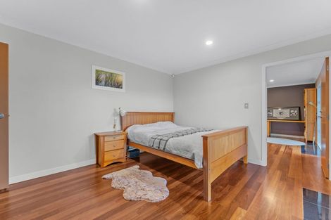Photo of property in 5b Rahopara Street, Castor Bay, Auckland, 0620