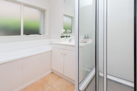 Photo of property in 3/8 Bernie Edwards Place, Botany Downs, Auckland, 2010