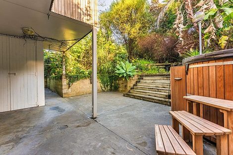 Photo of property in 28 Chelverton Terrace, Red Beach, 0932