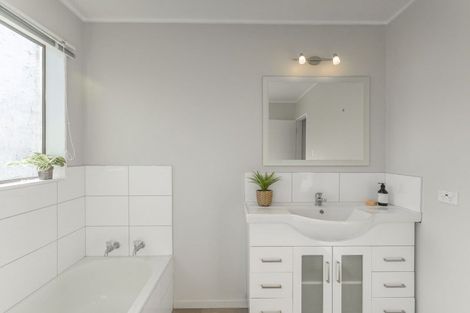 Photo of property in 15 Rosebank Grove, Waikanae, 5036