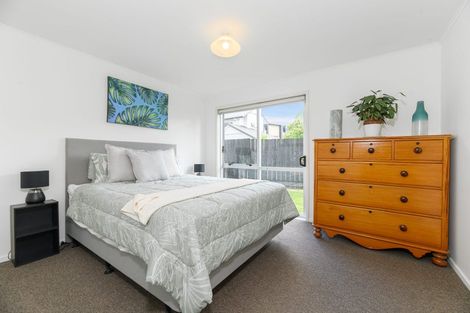 Photo of property in 33 Dawnhaven Drive, Te Atatu Peninsula, Auckland, 0610