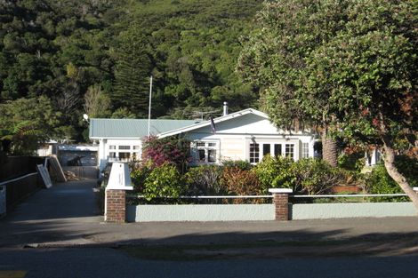 Photo of property in 109 Oroua Street, Eastbourne, Lower Hutt, 5013