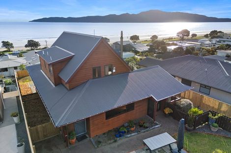 Photo of property in 128 Seaview Road, Paraparaumu Beach, Paraparaumu, 5032