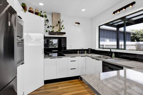 Photo of property in 30 Pioneer Road, Moturoa, New Plymouth, 4310