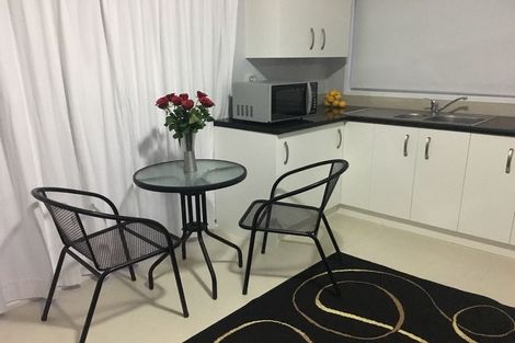 Photo of property in 2/31 Hyde Road, Rothesay Bay, Auckland, 0630