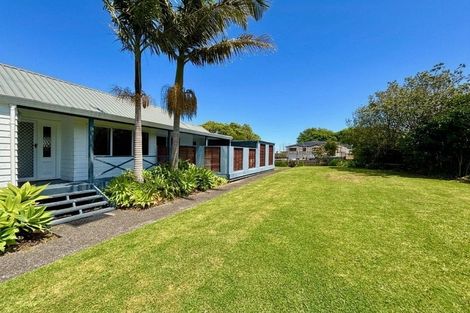 Photo of property in 1 Gosford Drive, Botany Downs, Auckland, 2010