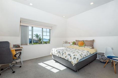 Photo of property in 1/140a East Coast Road, Forrest Hill, Auckland, 0620