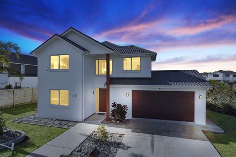 Photo of property in 18 Edgewater Drive, Karaka, Papakura, 2113