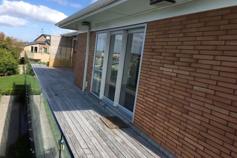 Photo of property in 31a Forrest Hill Road, Milford, Auckland, 0620