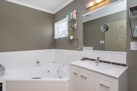 Photo of property in 52 Inverness Drive, Pyes Pa, Tauranga, 3112